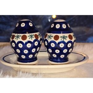 Vtg Bolesławiec Polish Pottery Salt & Pepper Shaker Set w/Tray – Peacock Pattern